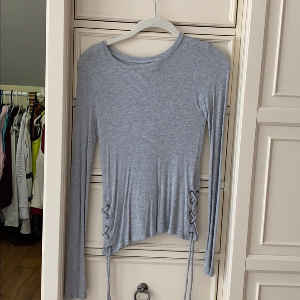 grey long sleeve shirt